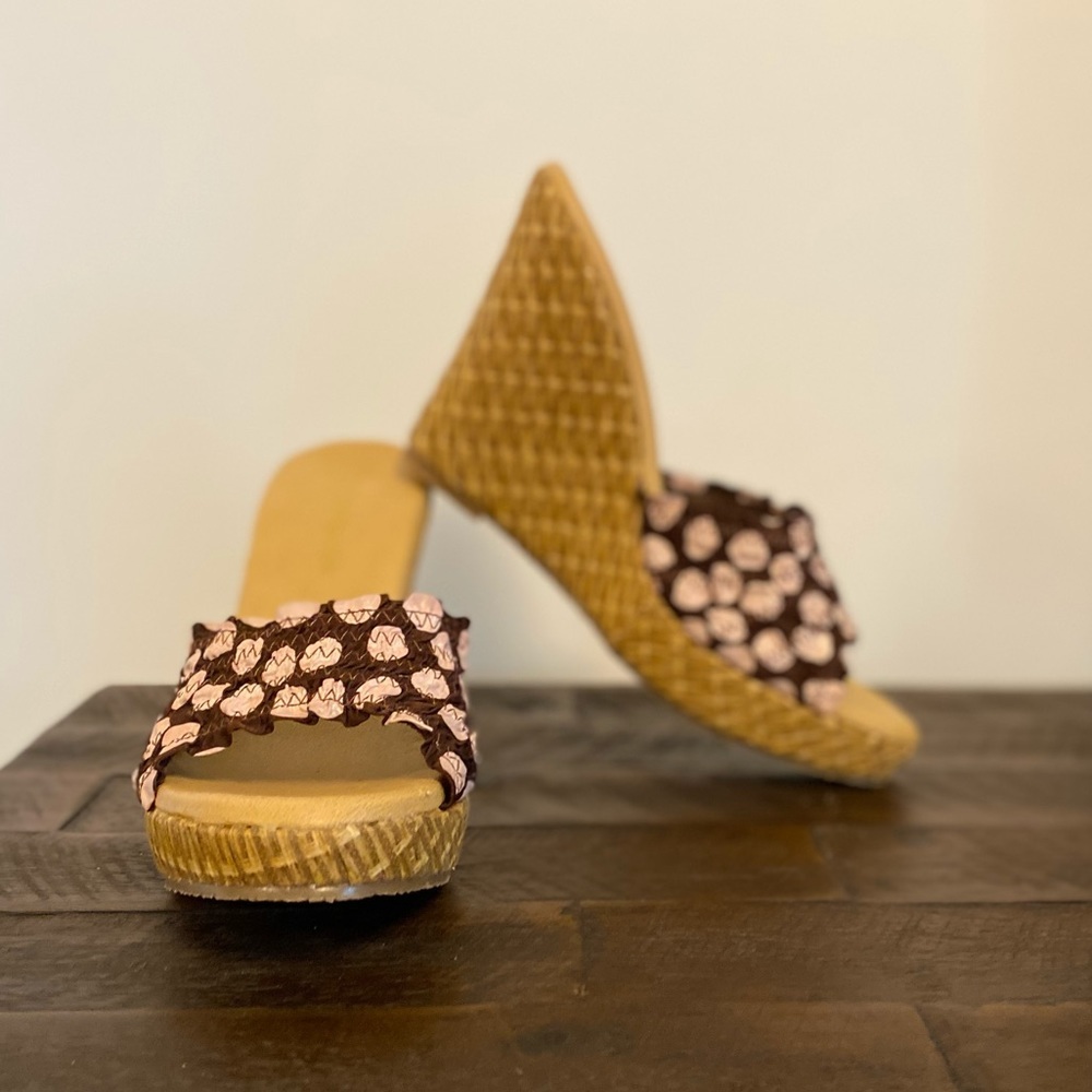 🚺 Restricted brown & pink polka dot wedges